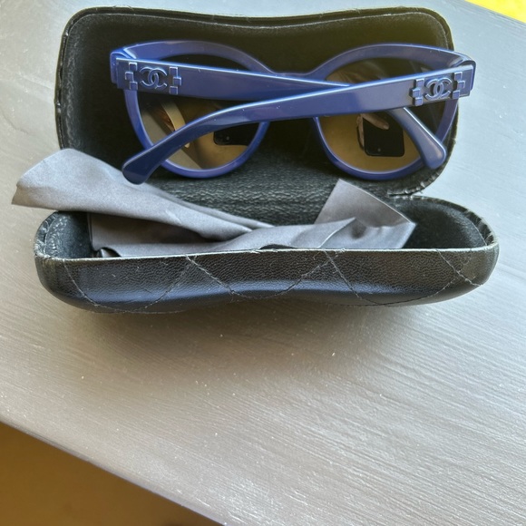 CHANEL SUNGLASSES - Picture 2 of 3